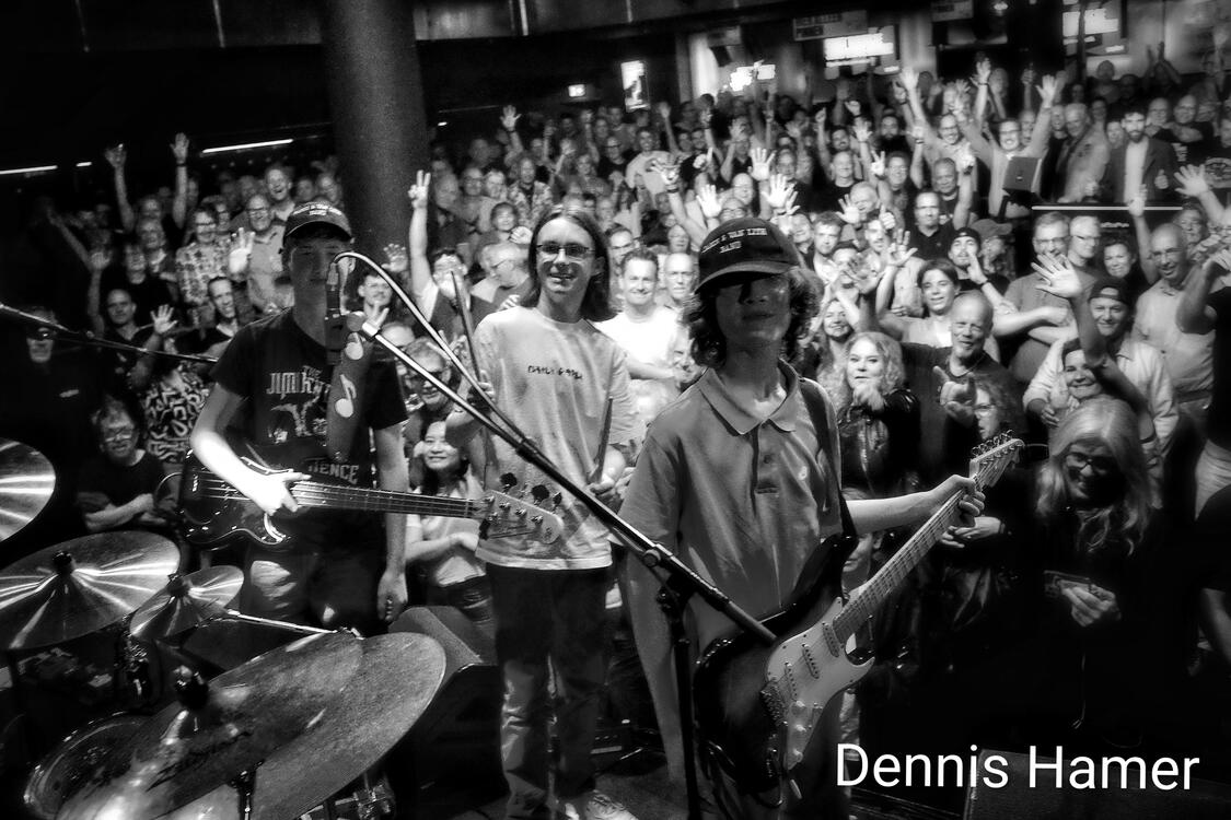 Het publiek was te gek! Dit optreden was in Gigant Apeldoorn. We mochten als support act spelen voor Randy Hansen Experience. Het publiek was te gek! Dit optreden was in Gigant Apeldoorn. We mochten als support act spelen voor Randy Hansen Experience.