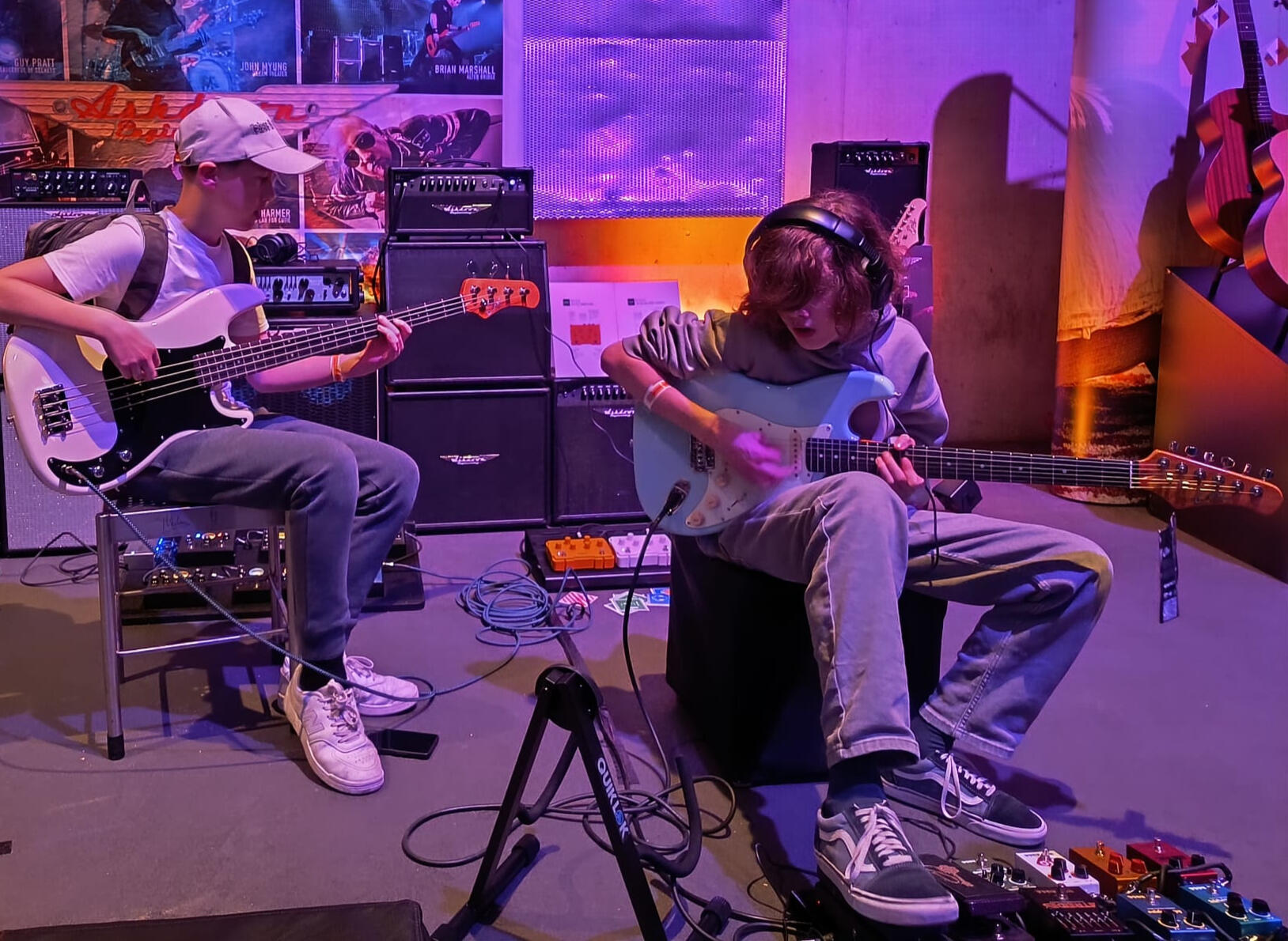 Nio van Lith en Dries Faber van de Faber & VanLith Band met basgitaar en gitaar in een oefenruimte met versterkers en effectpedalen