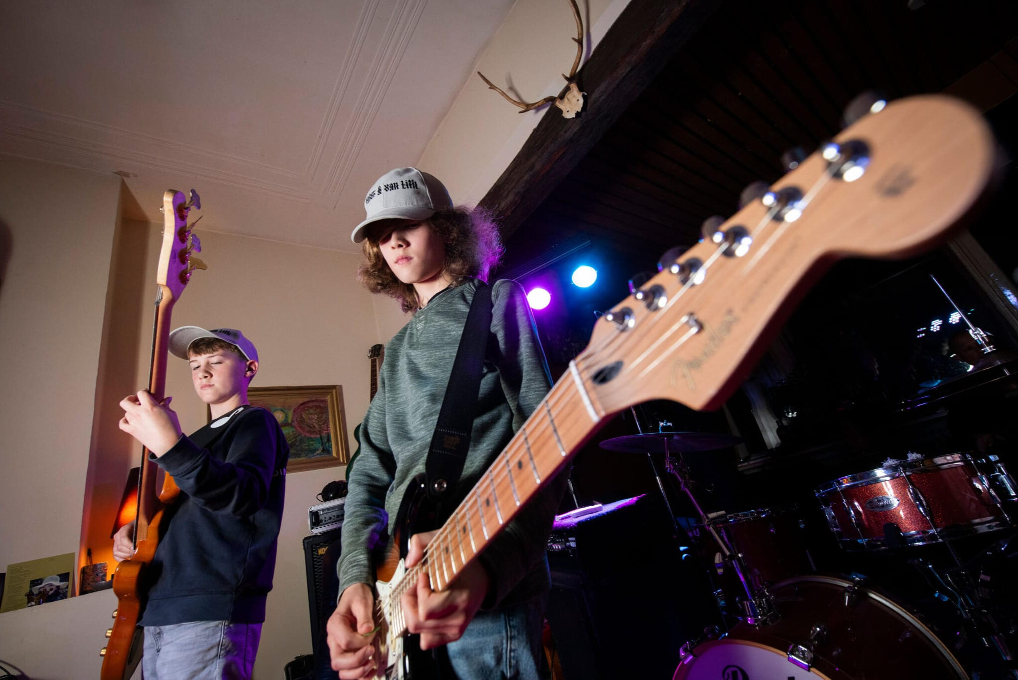 Nio en Dries jammen in de huiskamer Nio van Lith en Dries Faber jammen met gitaar en basgitaar in een huiskamer, vroege jaren van het duo Faber & VanLith