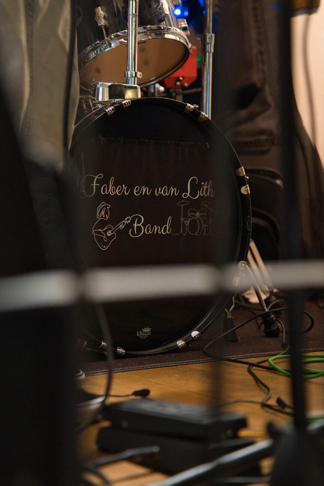 Faber & van Lith Band in platenzaak Walk in Zutphen Drumstel met de naam Faber & VanLith Band op de basdrum in platenzaak Walk In Zutphen